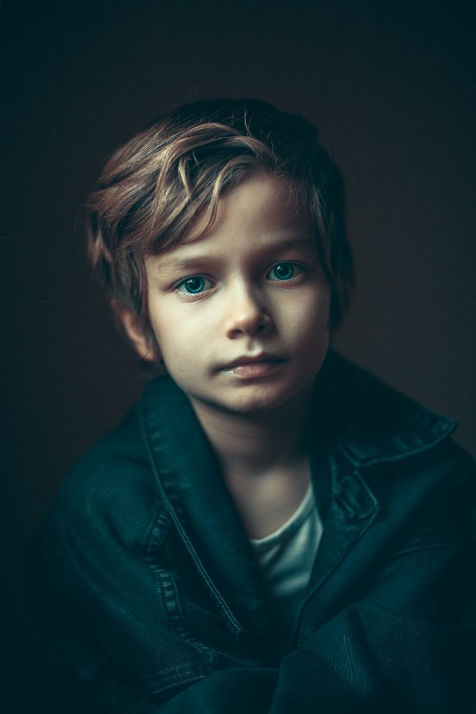 portrait boy window light piamariaarenius