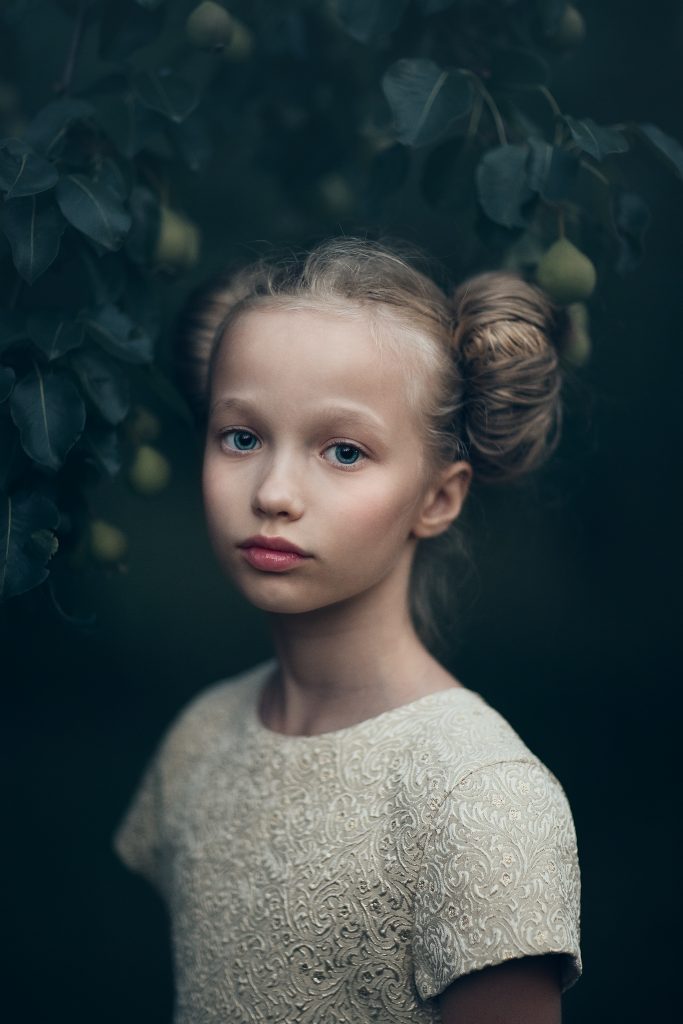 portrait natural light girl garden piamariaarenius