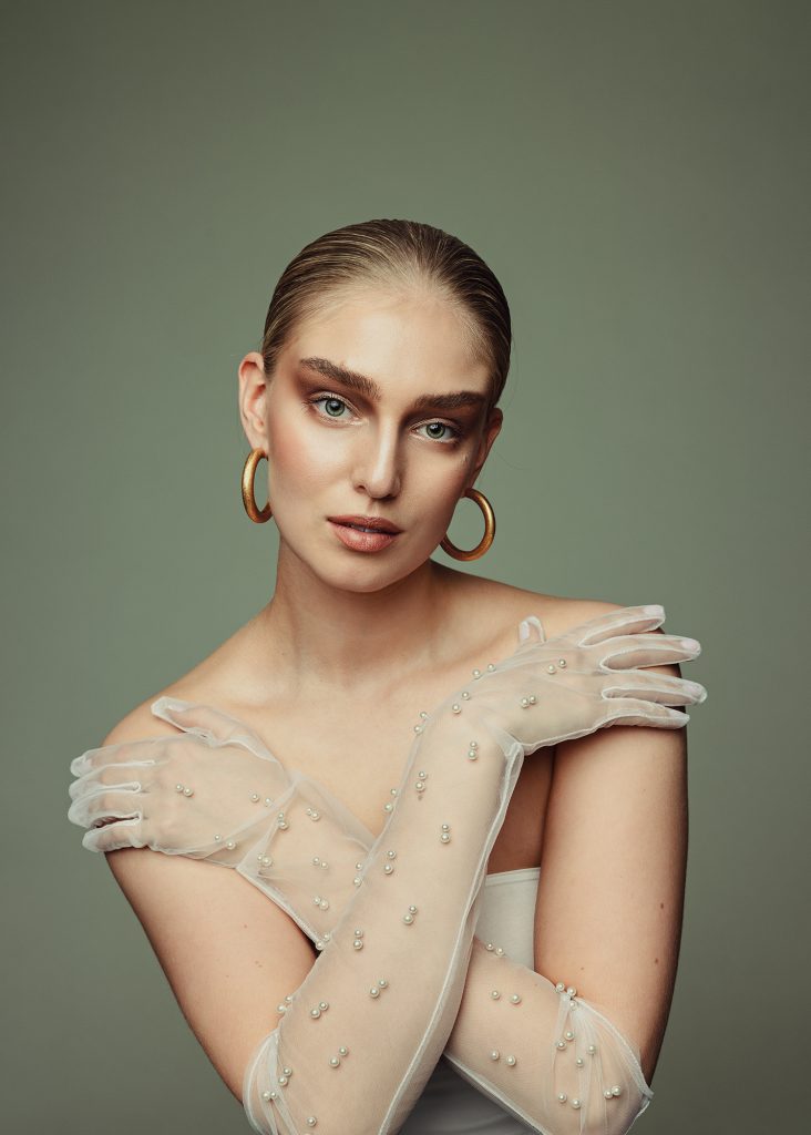 Carolina pearl gloves golden earrings piamariaarenius
